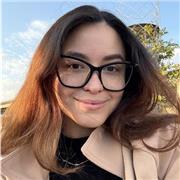 Profesora de música que imparte clases de manera presencial o remota.